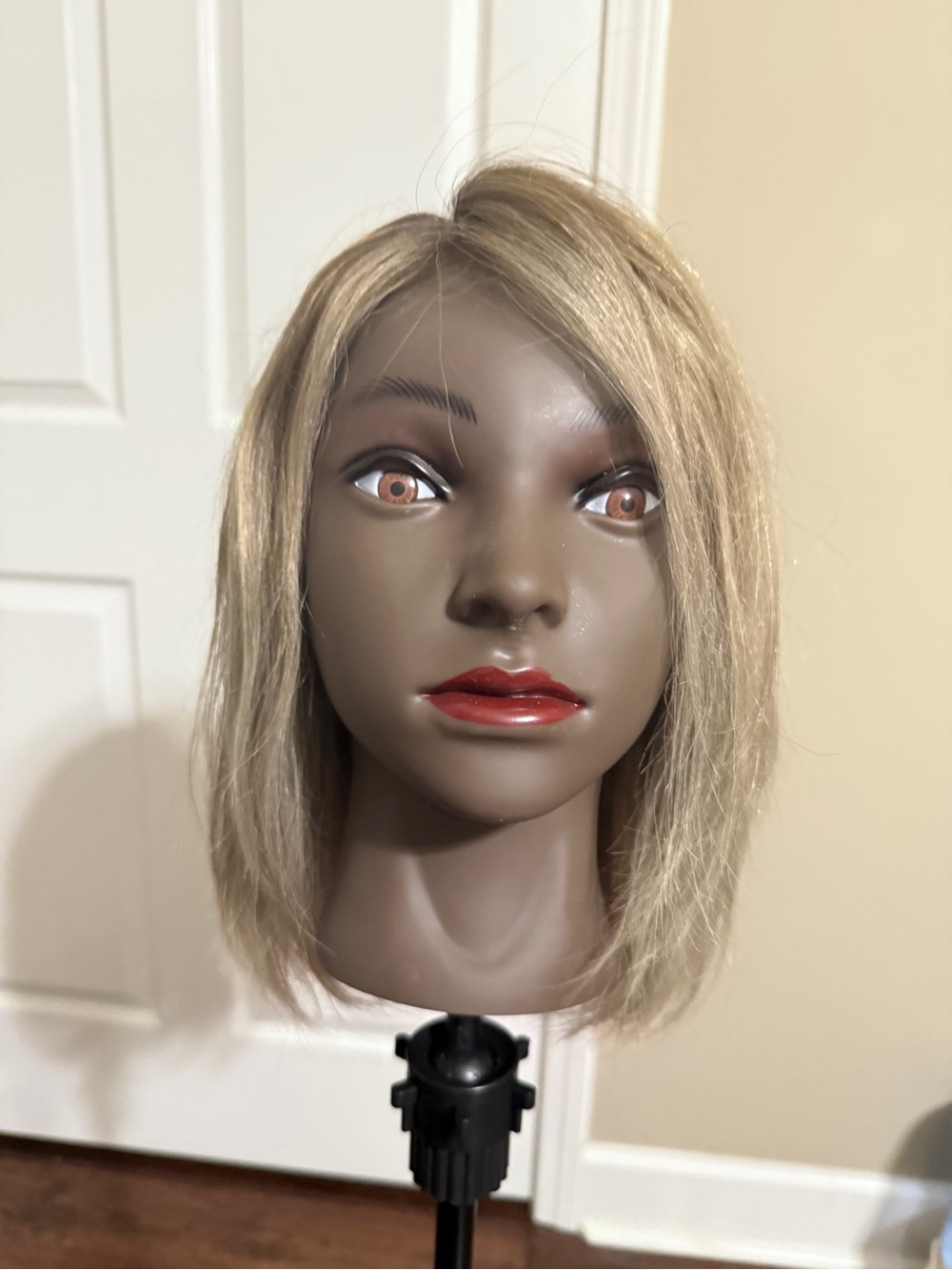 Short Straight Blonde Wig for Women — Natural Blonde Style